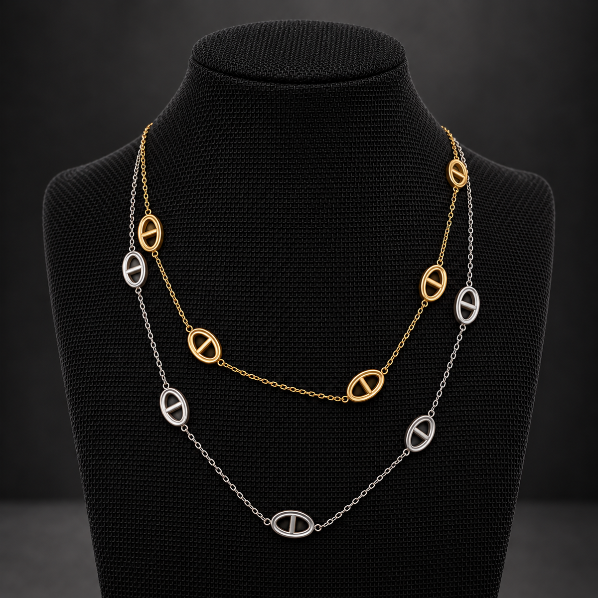 Colliers maille marine doré et argenté sur buste